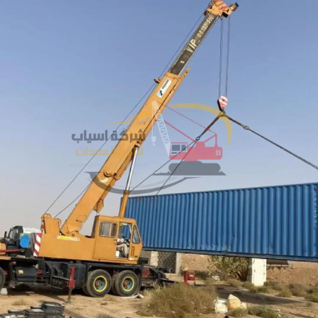 تنفيذ أعمال رفع المعدات باستخدام الكرين.